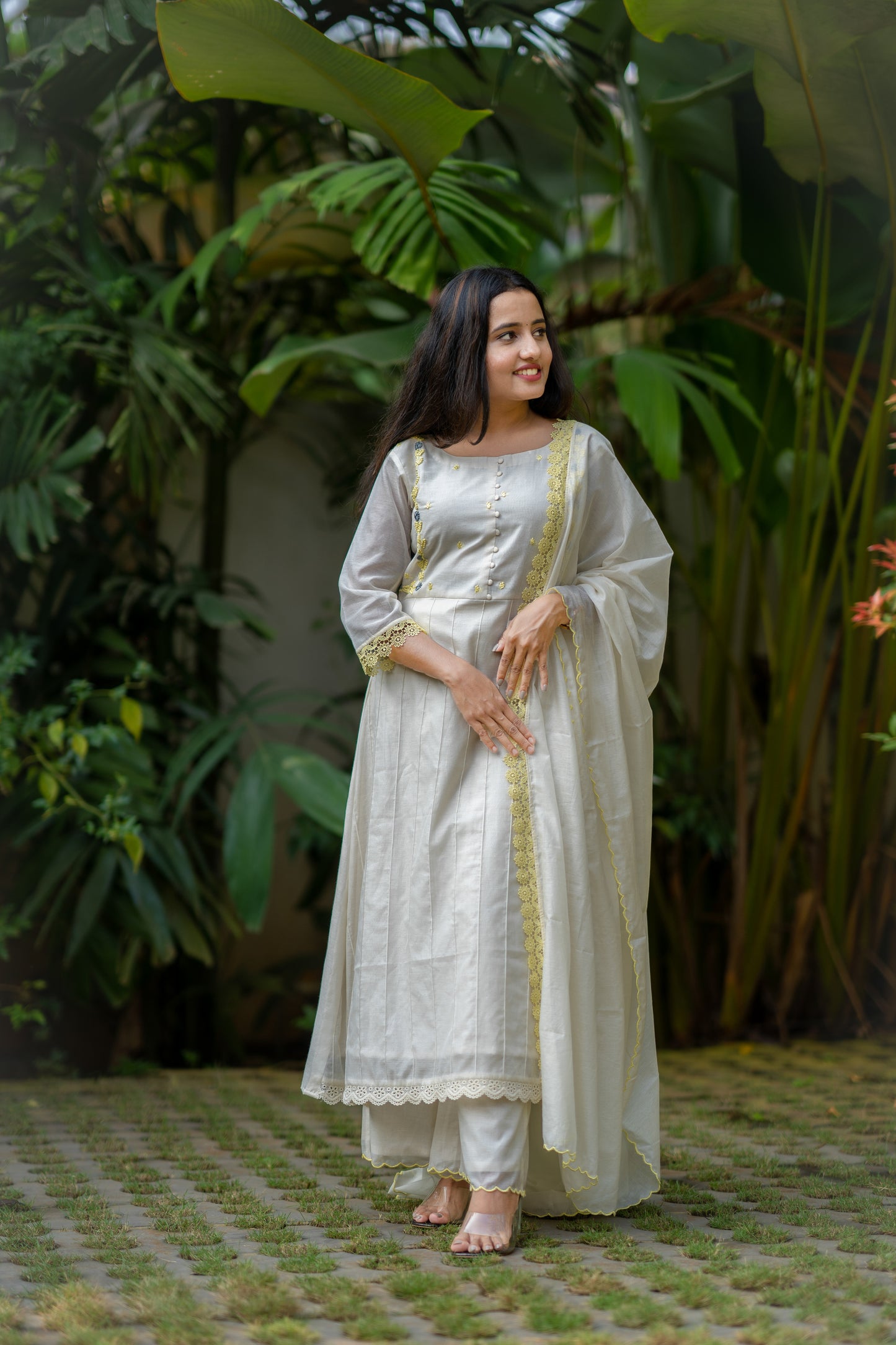Off white shade thread embroidered mul chanderi 3pc set kurti with scallopped dupatta and bottom MBS-515