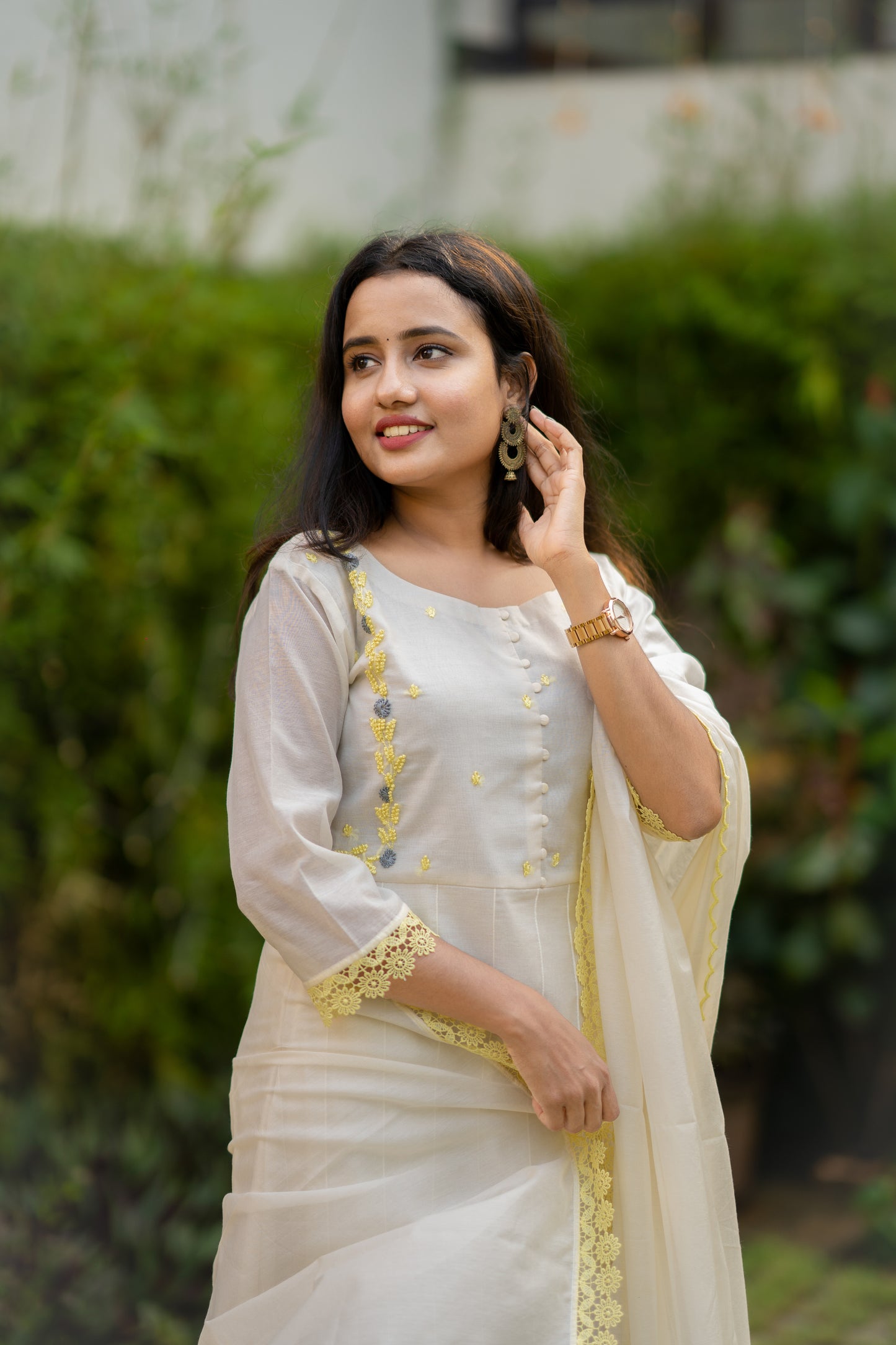 Off white shade thread embroidered mul chanderi 3pc set kurti with scallopped dupatta and bottom MBS-515