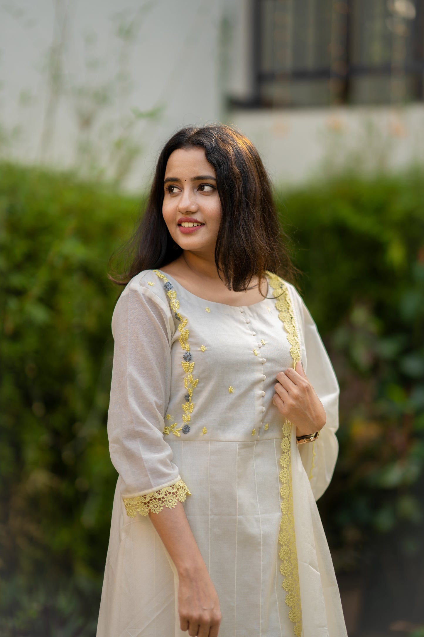 Off white shade thread embroidered mul chanderi 3pc set kurti with scallopped dupatta and bottom MBS-515