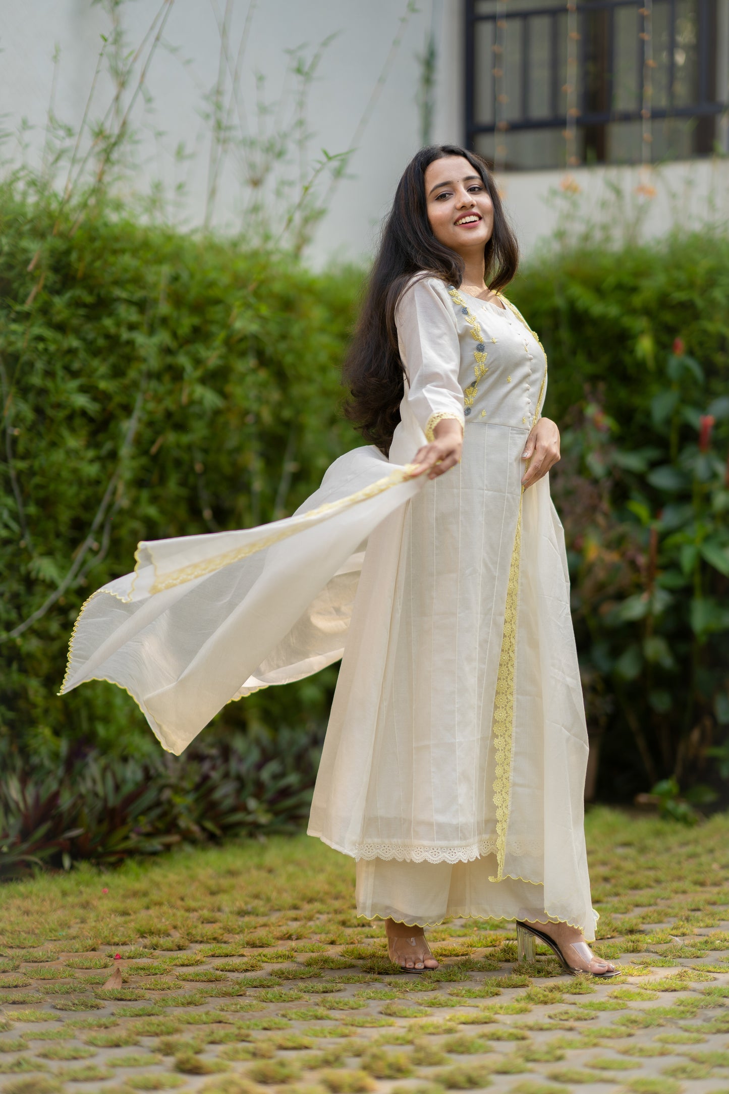 Off white shade thread embroidered mul chanderi 3pc set kurti with scallopped dupatta and bottom MBS-515