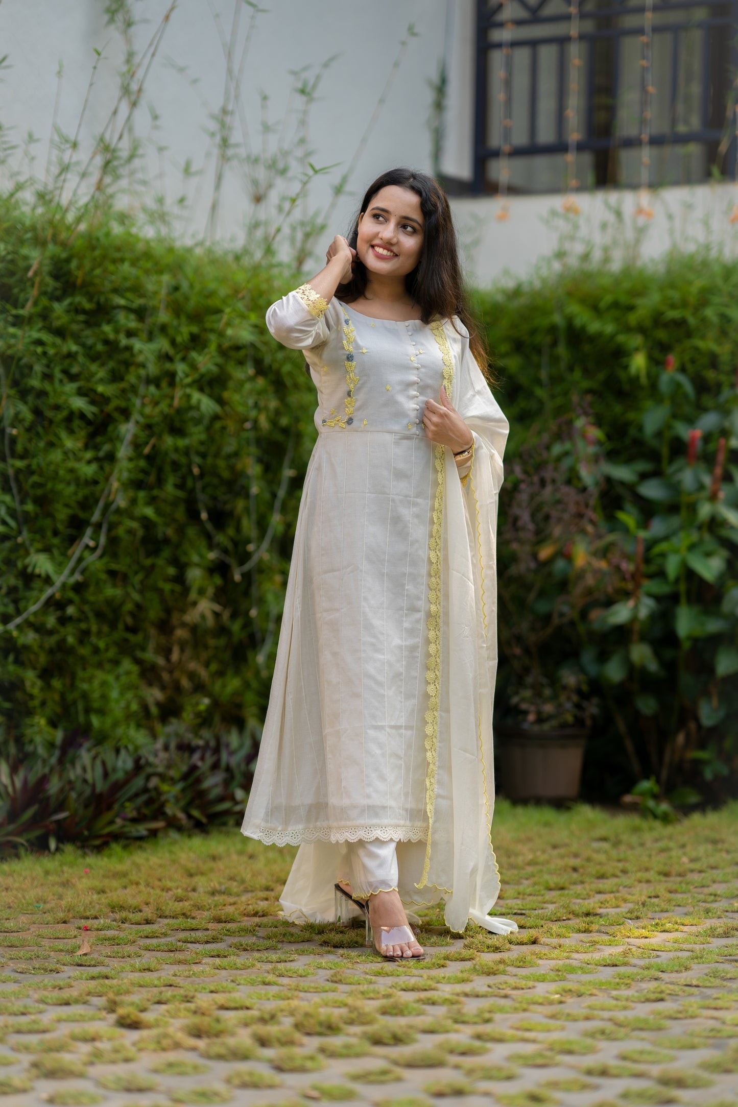 Off white shade thread embroidered mul chanderi 3pc set kurti with scallopped dupatta and bottom MBS-515