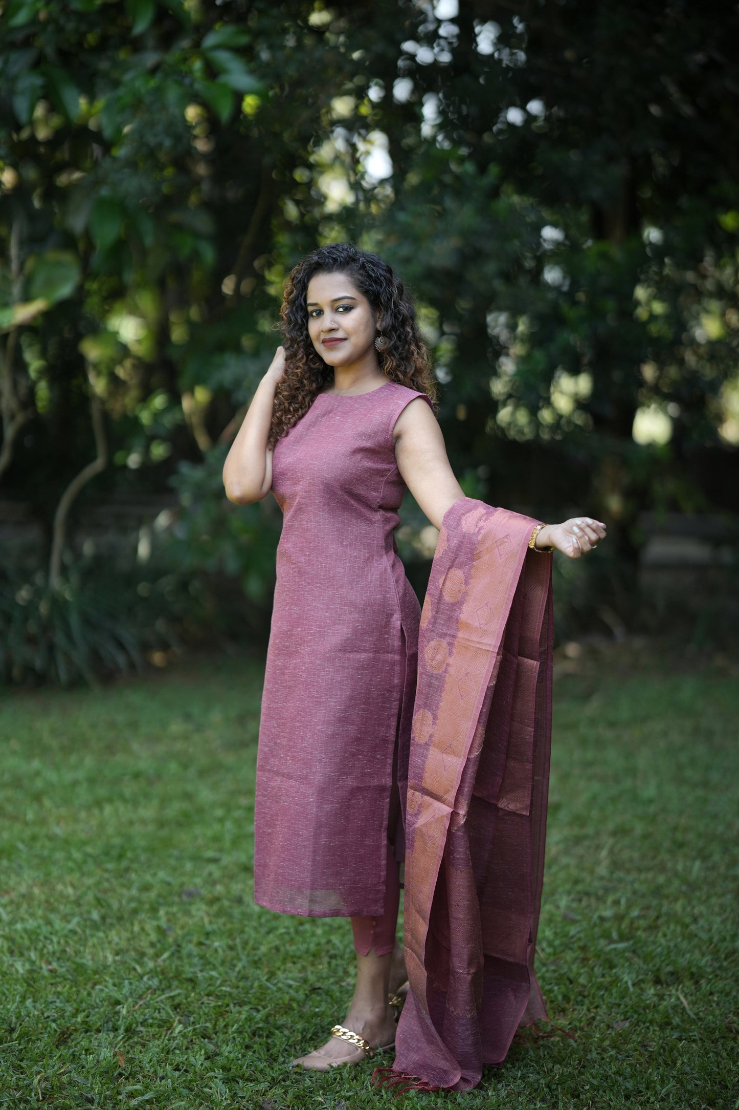 Jute Mix (weaved with golden zari) sleeveless cotton kurti with brocade dupatta in textured light amaranth shade