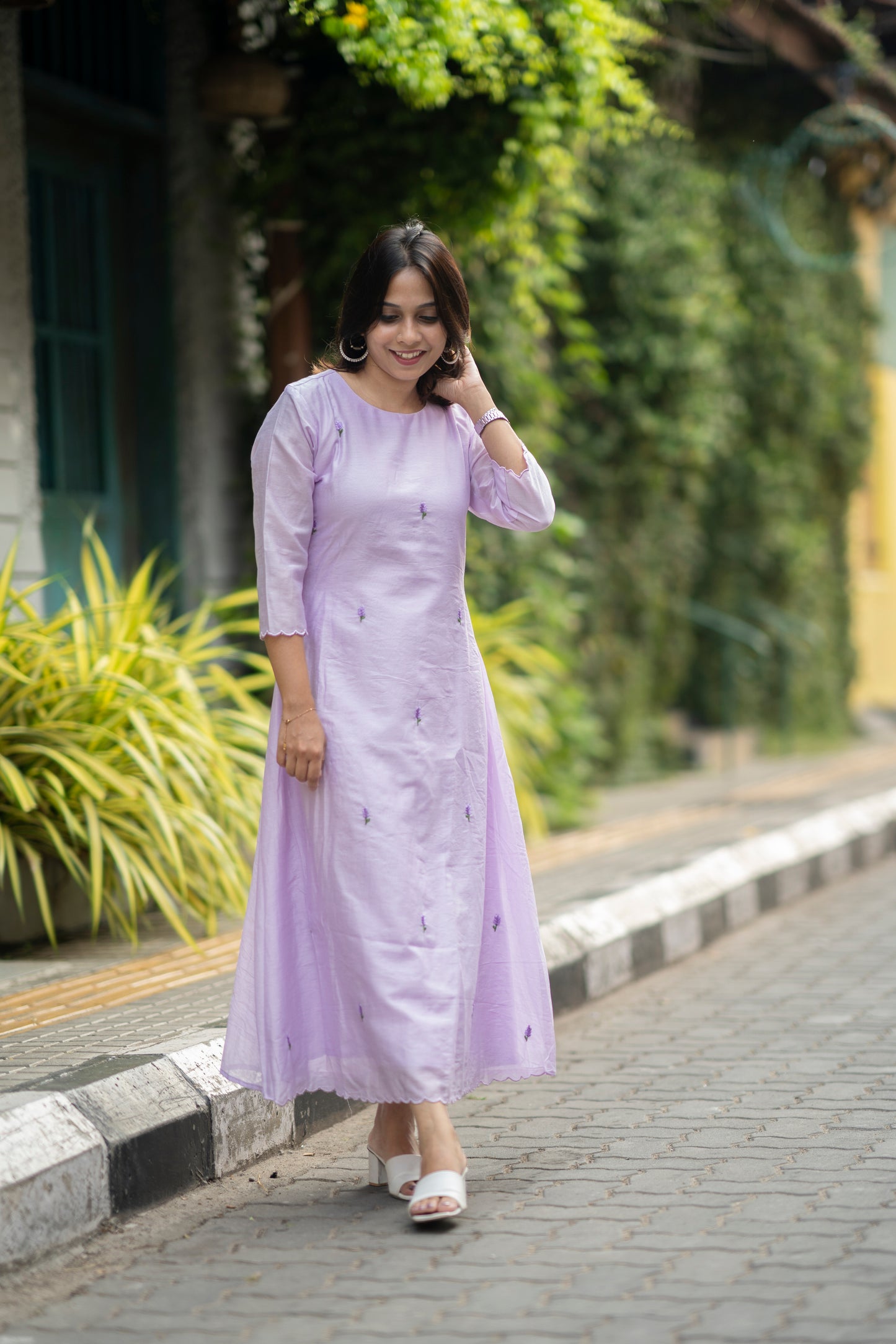 Floral embroidered dola silk Aline kurti with scalloped hemline and sleeve in lavender shade with santoon lining MBS-579