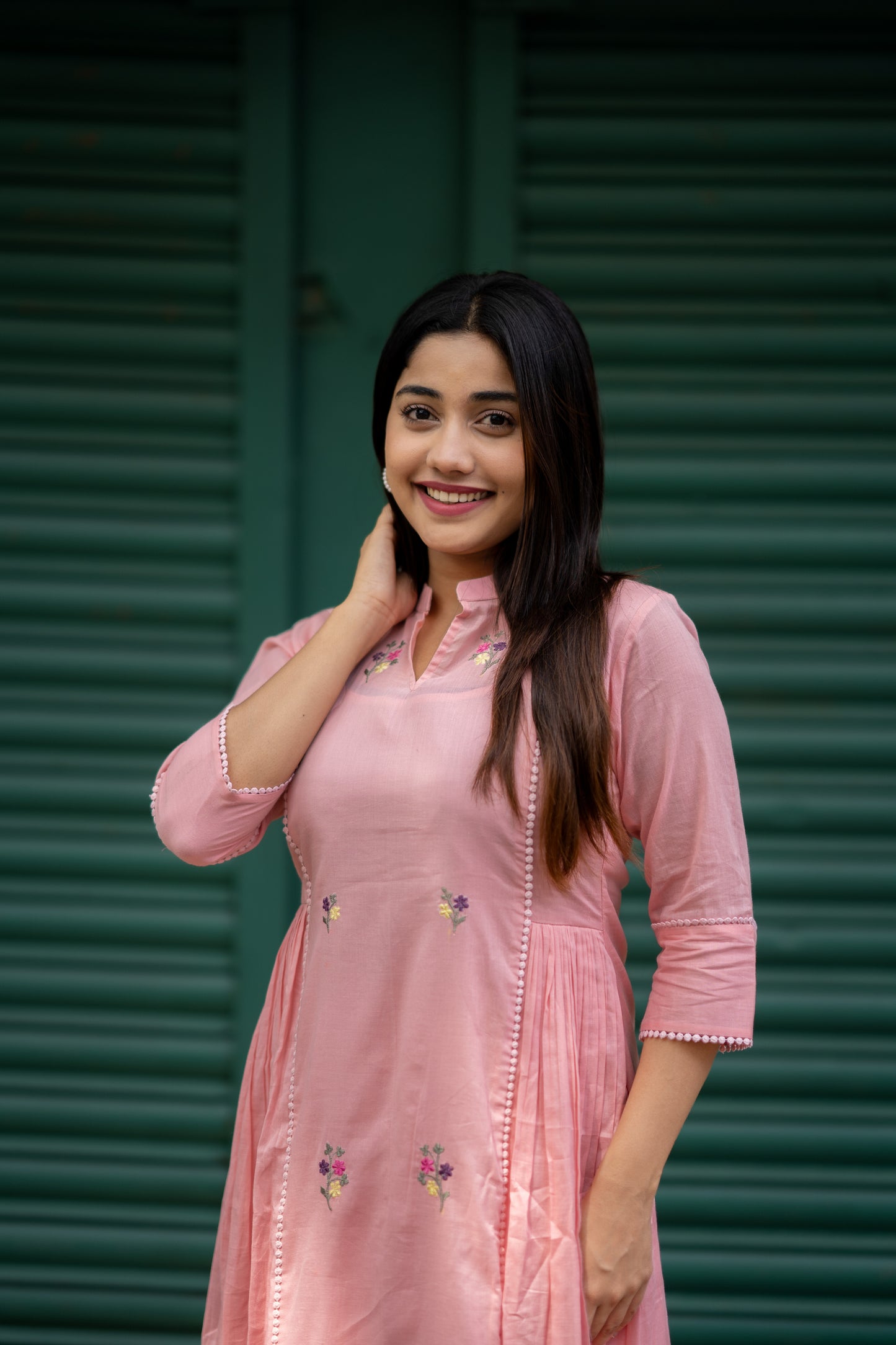 Pink shaded soft mul cotton kurti with floral embroidery deatilings along with side gathers MBS-531