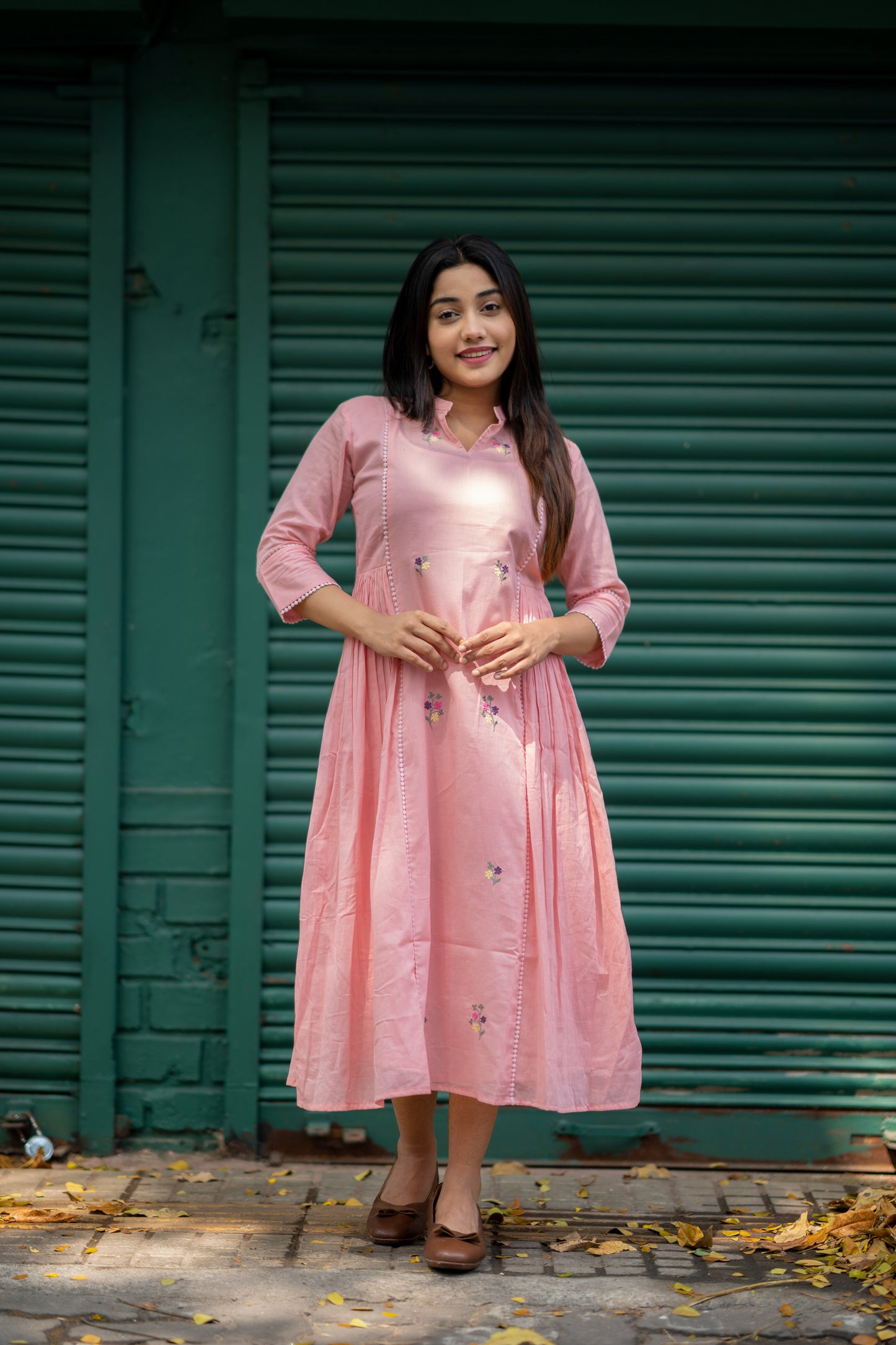 Pink shaded soft mul cotton kurti with floral embroidery deatilings along with side gathers MBS-531