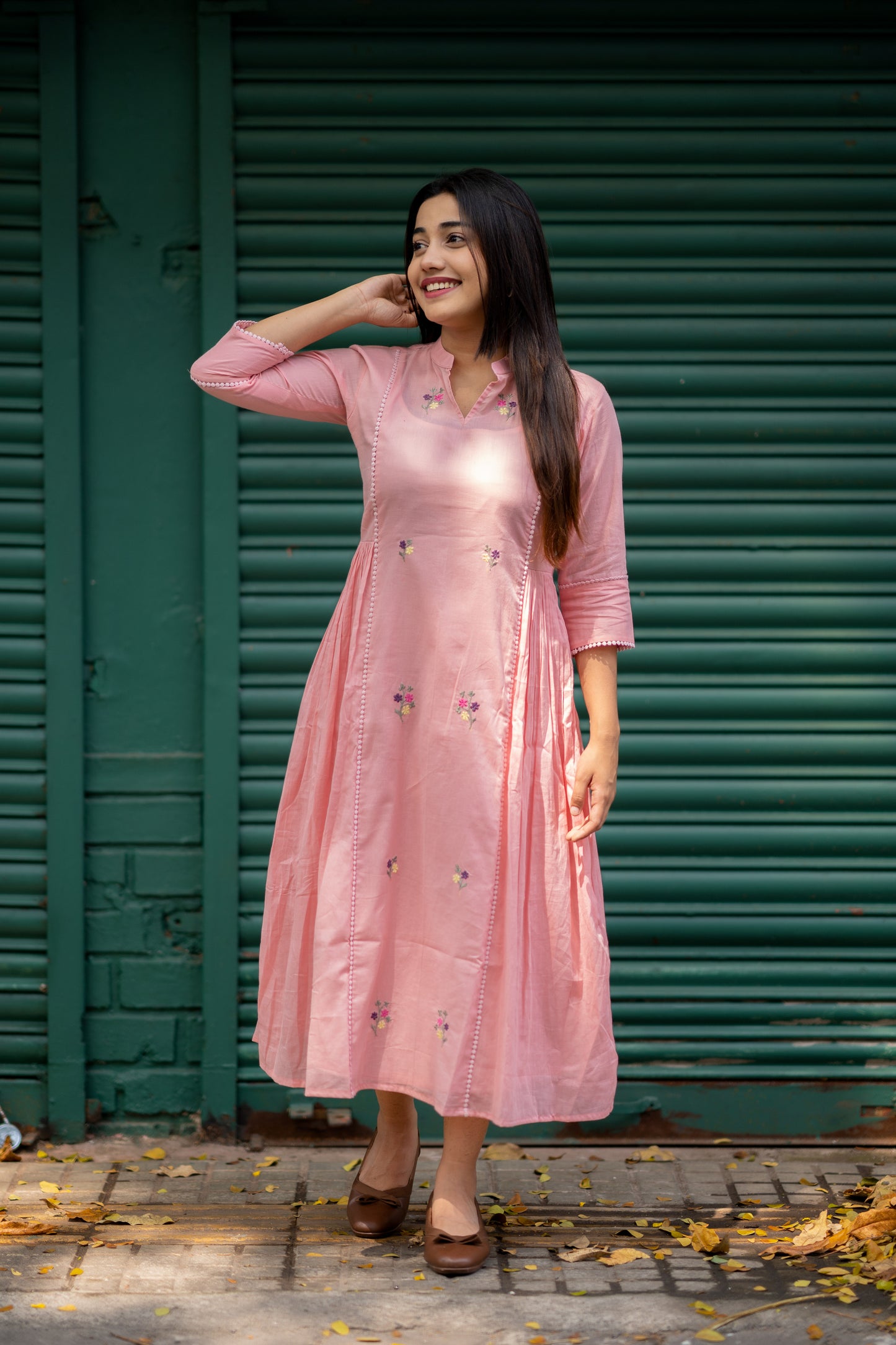 Pink shaded soft mul cotton kurti with floral embroidery deatilings along with side gathers MBS-531