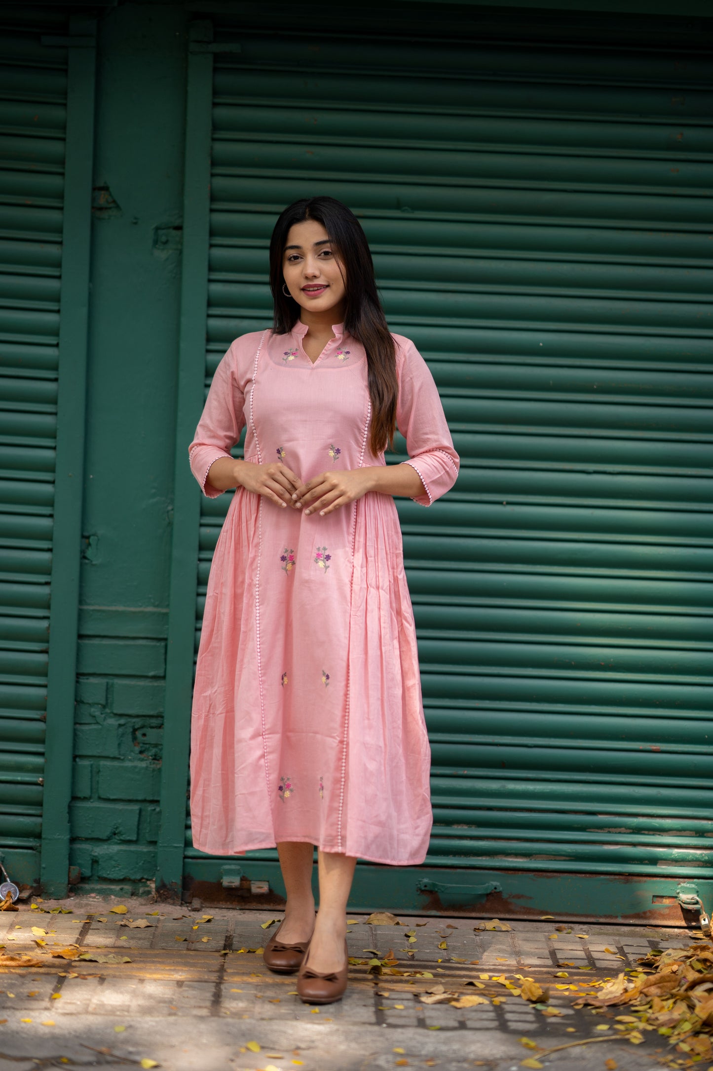 Pink shaded soft mul cotton kurti with floral embroidery deatilings along with side gathers MBS-531