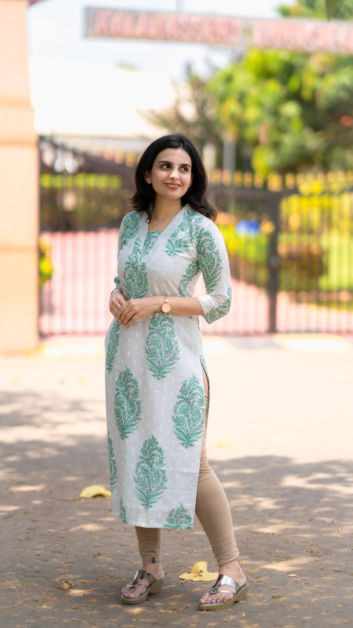 Pure soft mul cotton lining kurti with all over floral fable chintz motifs in white base MBS-342