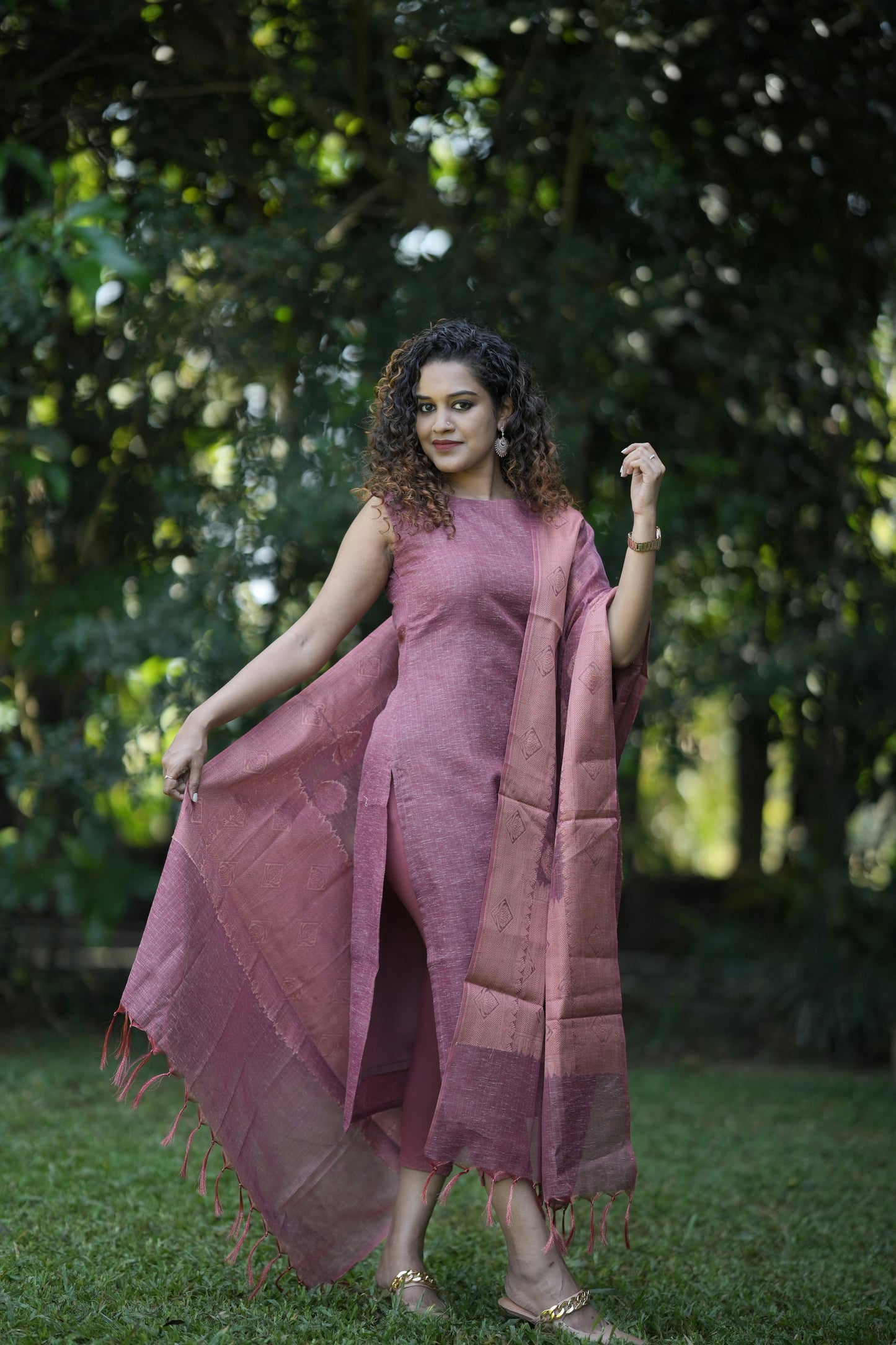 Khadi jute (weaved with golden zari) sleeveless cotton kurti with brocade dupatta in textured light amaranth shade